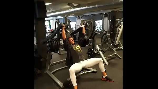 Carne de hombre heterosexual y piernas sexys en lycra spandex de compresión vistas en el gimnasio