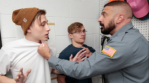 Officer Napoli befiehlt den Ladendieben, sich auszuziehen, damit sie dem Problem auf den Grund gehen können – Perps4k