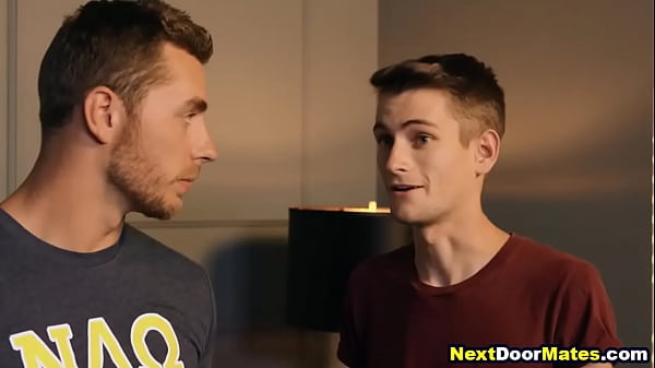 chico azotado y follado por su hermanastro de fraternidad