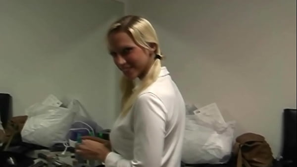 Ragazza dalle grandi tette fa un pompino